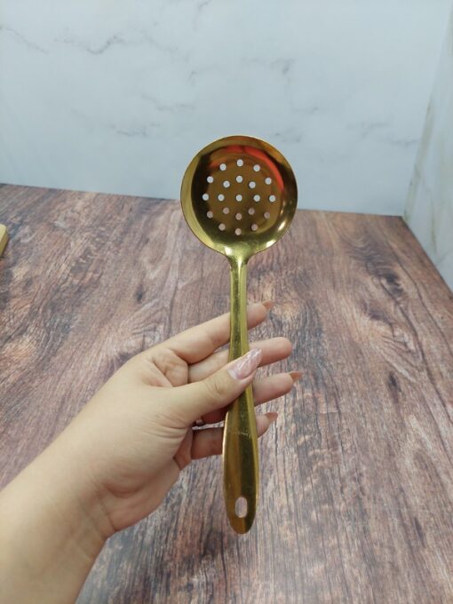 کفگیر سوراخ دار طلایی جنس استیل ضد زنگ و رنگ ثابت قابل استفاده در ماشین ظرفشویی